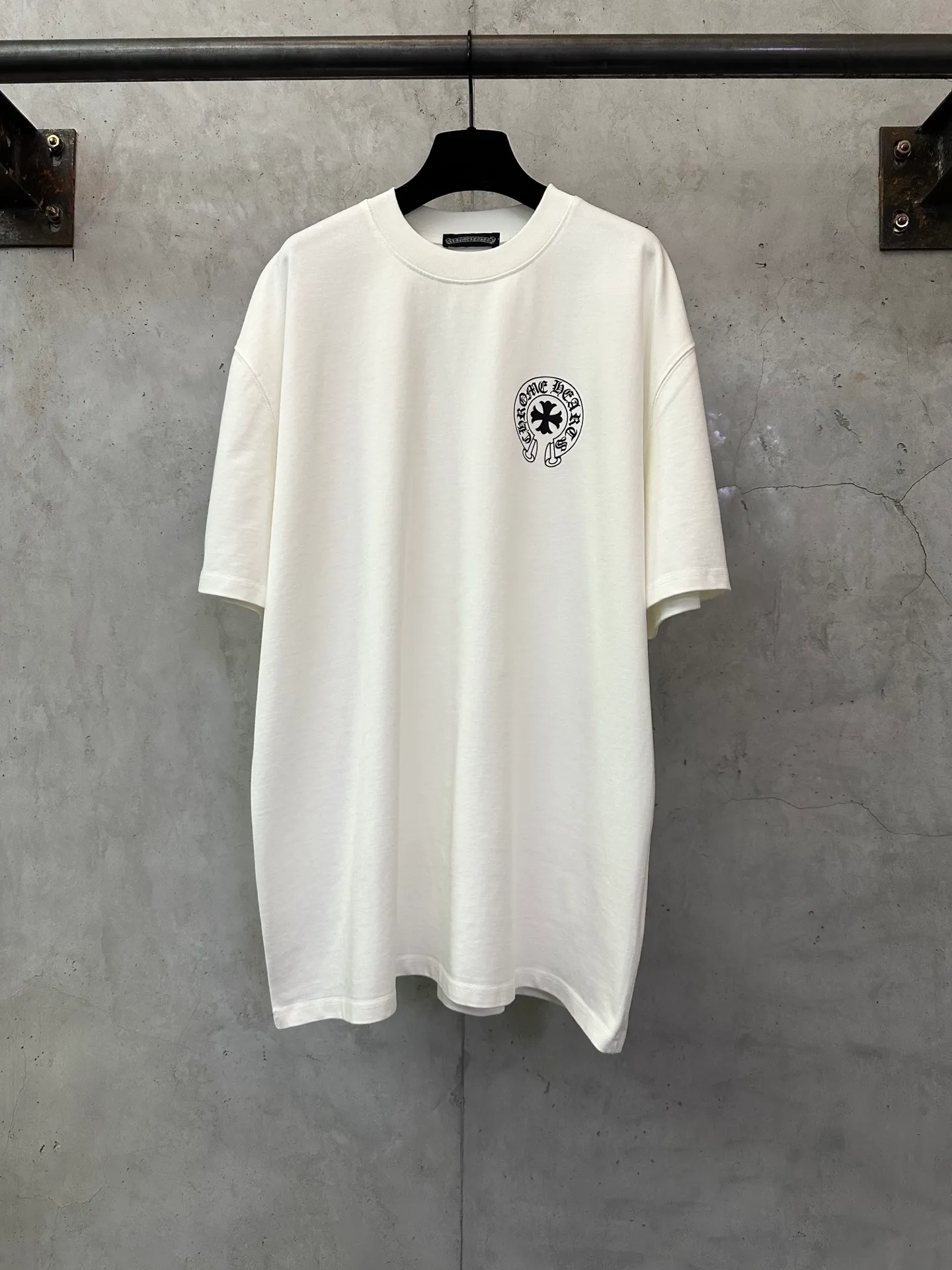 P270 Chrome Hearts 25ss classic Sanskrit gray letter round neck short-sleeved T-shirt. Fabric is high-definition and super heavy. Cotton double yarn compact Xinjiang cotton. Weight 400g. Paired with 2*2 Salona rib. 420g. Clean cloth. Clear texture. Tight feel. Stiff. High color fastness. No deformation. No discoloration. Customized hardware. Thread. Accessories. Alignment. Same style for men and women. -Color: Black White Gray -Size: XS S M L XL